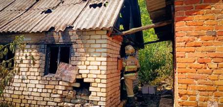 В селе Паниковец Елецкого района произошло возгорание надворной постройки. Площадь пожара составила 40 квадратных метров!