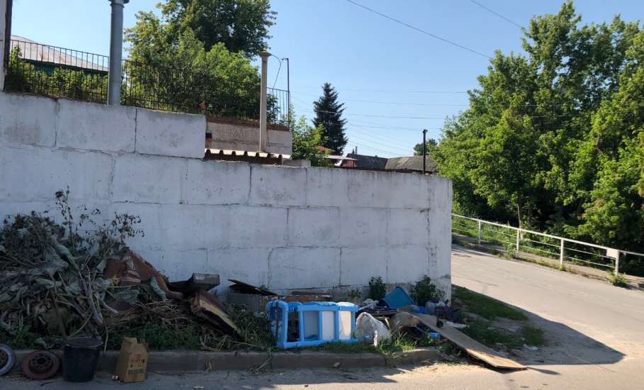 По улице Маяковской в Ельце обнаружилась новая несанкционированная свалка мусора прямо у дороги!