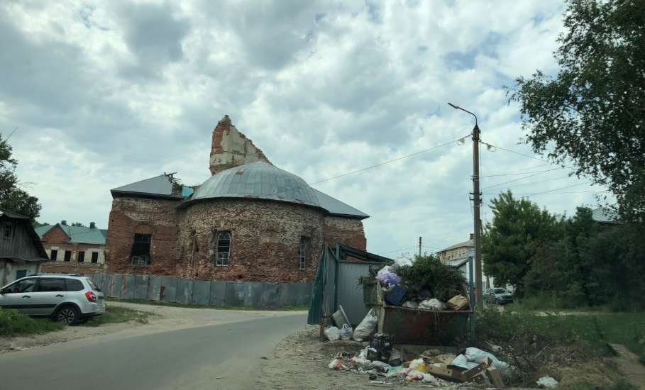 Жители сообщают, что по улице Шоссейной в Ельце мусор своевременно не вывозится! А по улице Клубной лежит мусор давно у дороги возле дома 29!