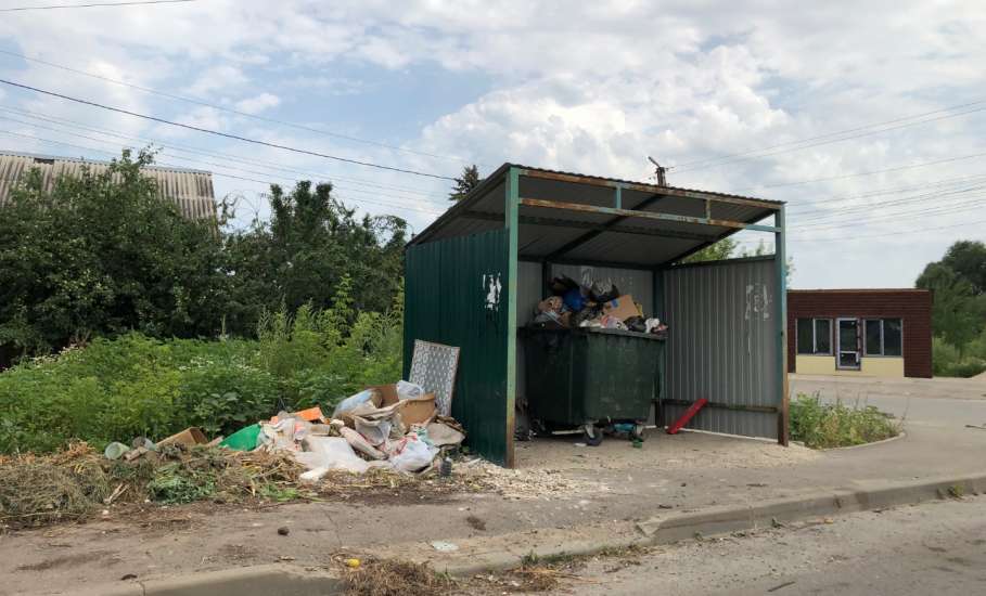 Жители сообщают, что по улице Шоссейной в Ельце мусор своевременно не вывозится! А по улице Клубной лежит мусор давно у дороги возле дома 29!