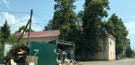 Жители сообщают, что по улице Шоссейной в Ельце мусор своевременно не вывозится! А по улице Клубной лежит мусор давно у дороги возле дома 29!