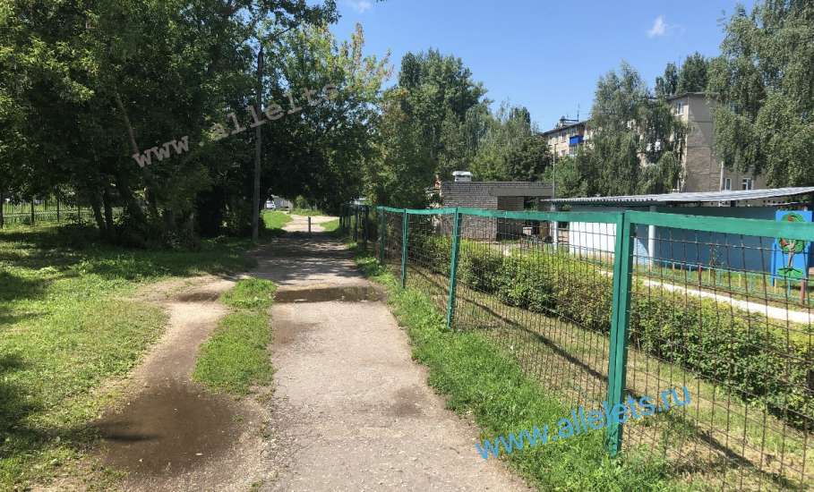 Знаменитые тротуары в Ельце! Точнее, их полное отсутствие между лицеем №5 и детским садом!