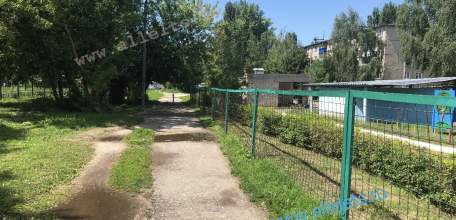 Знаменитые тротуары в Ельце! Точнее, их полное отсутствие между лицеем №5 и детским садом!