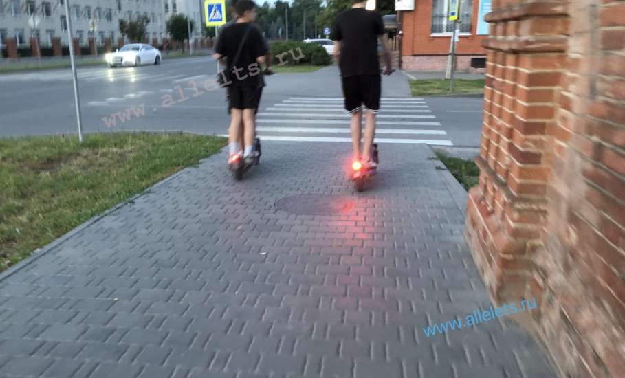 Уже в двух городах России запретили движение на электросамокатах!