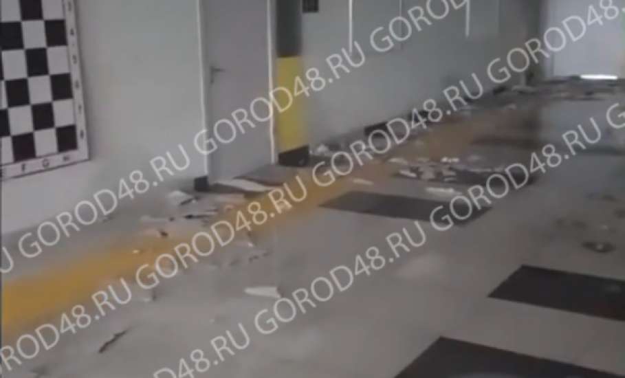 В Липецкой области в школе построенной за миллиард упали потолки!