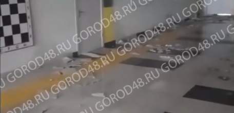 В Липецкой области в школе построенной за миллиард упали потолки!