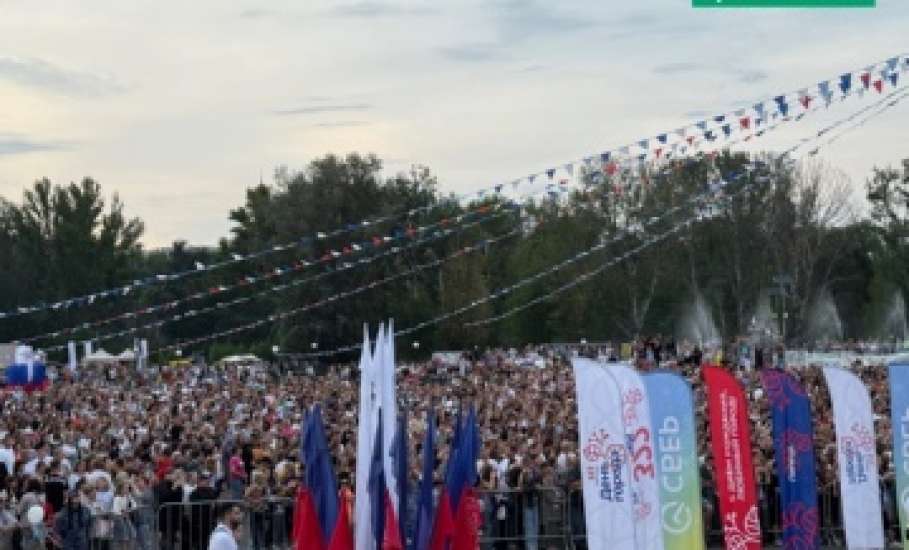 На площади Петра Великого в Липецке сегодня проходил концерт