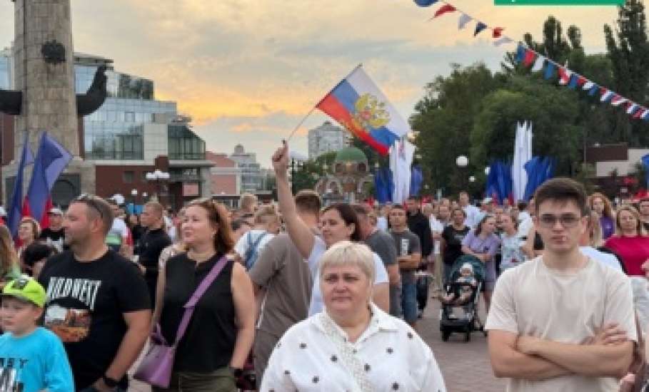 На площади Петра Великого в Липецке сегодня проходил концерт