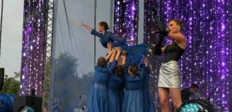 На площади Петра Великого в Липецке сегодня проходил концерт