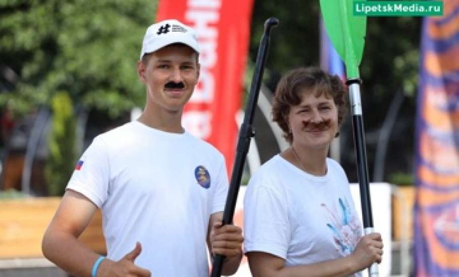 С усами и на сапах липчане отмечали День города на Центральном пляже!