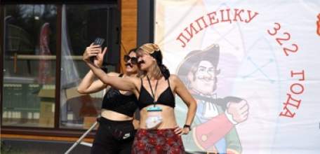 С усами и на сапах липчане отмечали День города на Центральном пляже!