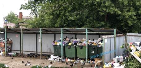 Снова переполненные контейнеры и бункер с мусором сегодня заметили в Ельце в 7-ом микрорайоне по улице Коммунаров!