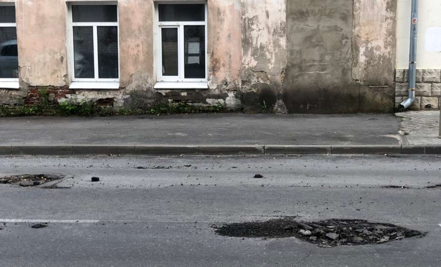 В Ельце не могут сделать ремонт на участке улицы Свердлова с давних пор!