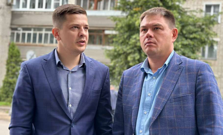 Вячеслав Жабин: «Сегодня со своим заместителем Денисом Кирьяновым проверили ход ремонтных работ остановочных павильонов«