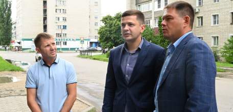 Вячеслав Жабин: «Сегодня со своим заместителем Денисом Кирьяновым проверили ход ремонтных работ остановочных павильонов«