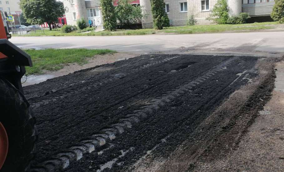 За сегодняшний день в Ельце сделали несколько дел: подсыпали дорогу в Засосне срезкой асфальта и спилили деревья