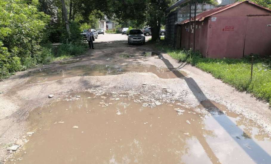 За сегодняшний день в Ельце сделали несколько дел: подсыпали дорогу в Засосне срезкой асфальта и спилили деревья