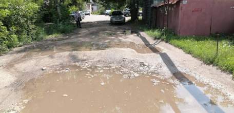 За сегодняшний день в Ельце сделали несколько дел: подсыпали дорогу в Засосне срезкой асфальта и спилили деревья