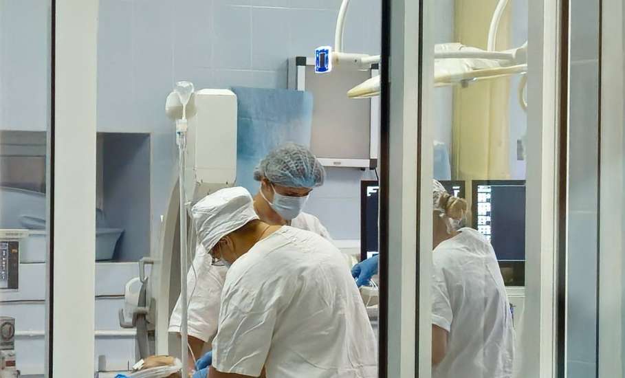 Врачи областной детской больницы спасли полуторагодовалую малышку, которая выпала из окна 3 этажа!