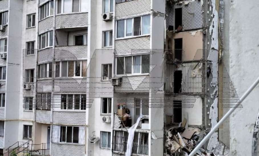 В Саратове часть дома разорвало от взрыва. Предварительно, в доме взорвался газ