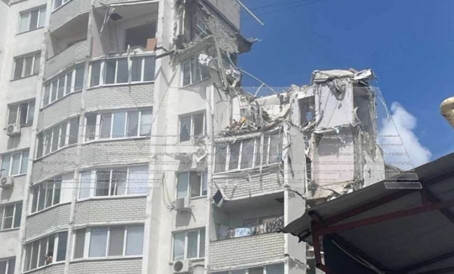 В Саратове часть дома разорвало от взрыва. Предварительно, в доме взорвался газ