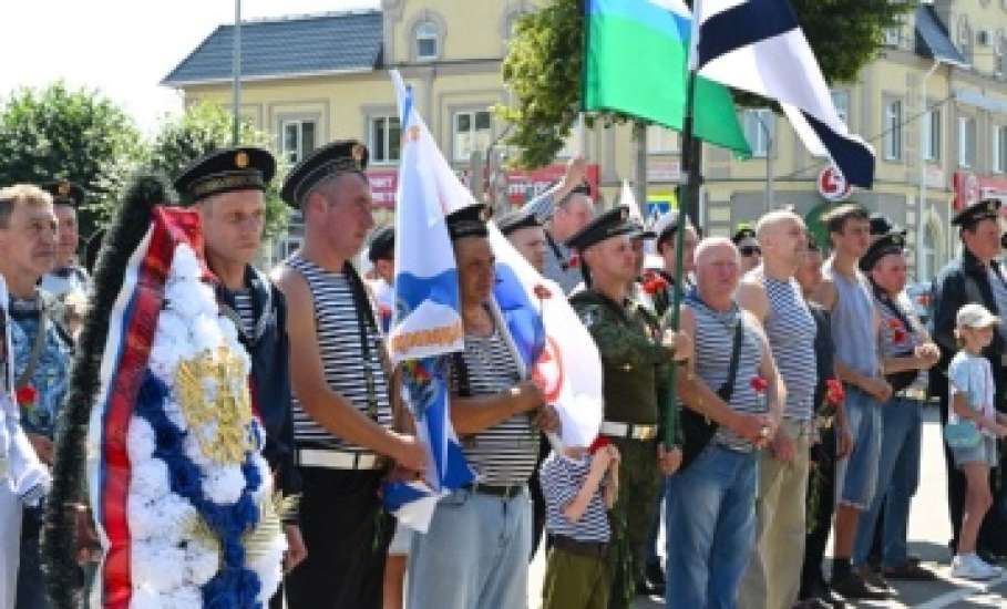 Сегодня в Ельце прошло торжественное мероприятие, посвященное Дню Военно-Морского Флота