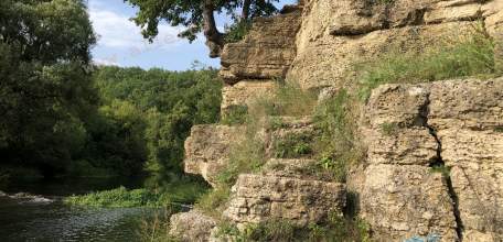 Елецкий «Гранд Каньон» находится у реки Пальна. А женщина с лошадьми мутит воду в реке!