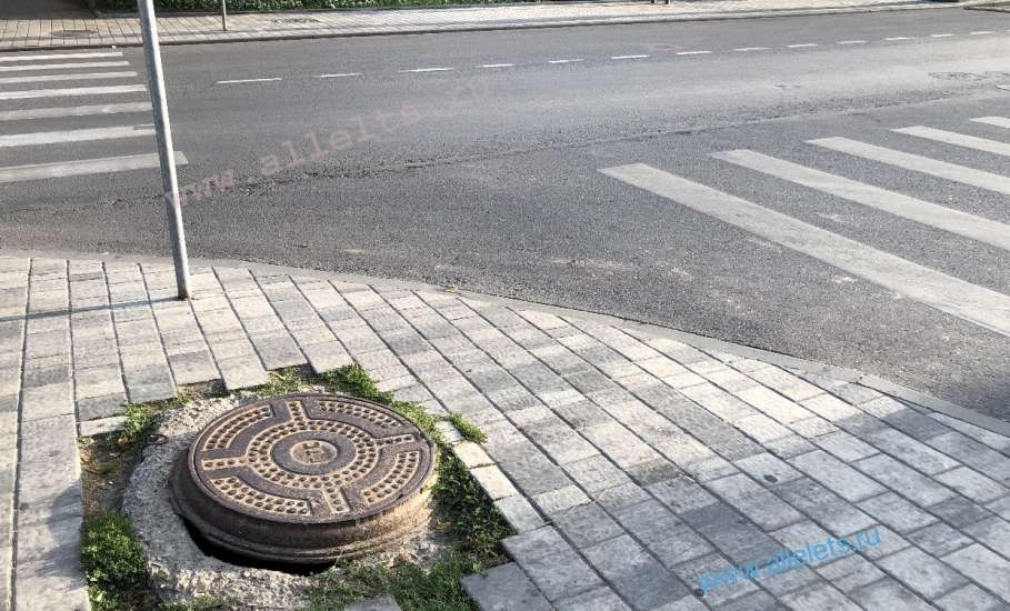 Совсем негоже выглядят разбитые люки в самом центре Ельца по улице Мира.