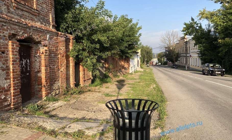 По улице Профсоюзной в самом центре Ельца, напрочь отсутствуют пешеходные тротуары!