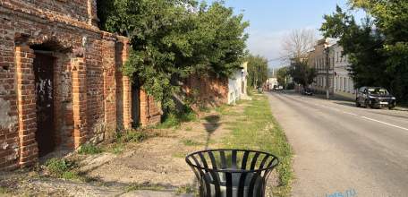 По улице Профсоюзной в самом центре Ельца, напрочь отсутствуют пешеходные тротуары!