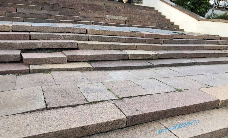 Визитной карточкой города Ельца стали разбитые давным давно порожки в самом центре города!