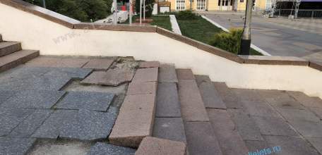 Визитной карточкой города Ельца стали разбитые давным давно порожки в самом центре города!