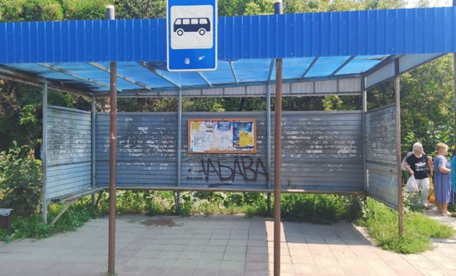 В Ельце стали красить старые остановочные павильоны!