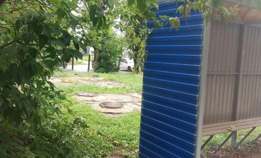В Ельце стали красить старые остановочные павильоны!