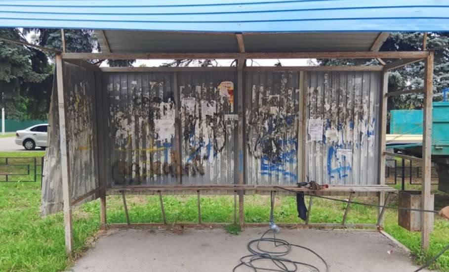 В Ельце стали красить старые остановочные павильоны!