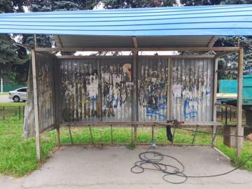 В Ельце стали красить старые остановочные павильоны!