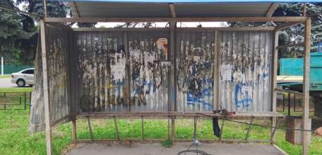 В Ельце стали красить старые остановочные павильоны!