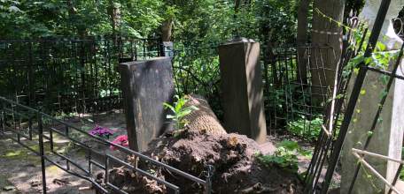 На старом городском кладбище в Ельце продолжается опиловка деревьев. Обрубки падают на могилы!