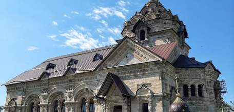 Почти на самой границе Липецкой и Тульской областей в селе Берëзовка стоит поистине шедевр русского зодчества — храм Дмитрия Солунского