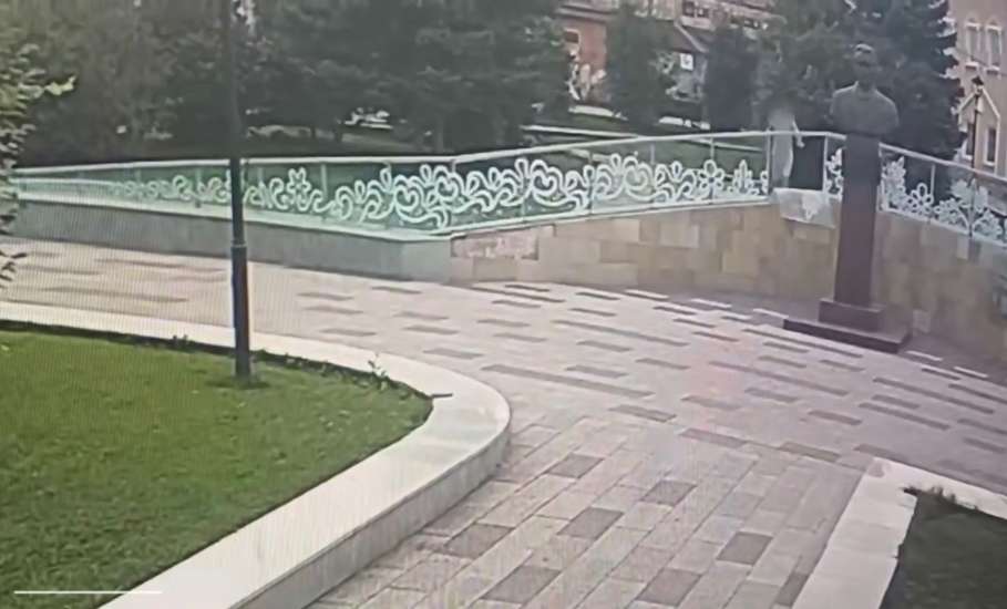 В самом центре Ельца опять начередили вандалы! Сквер Соломенцева подвергся атаке