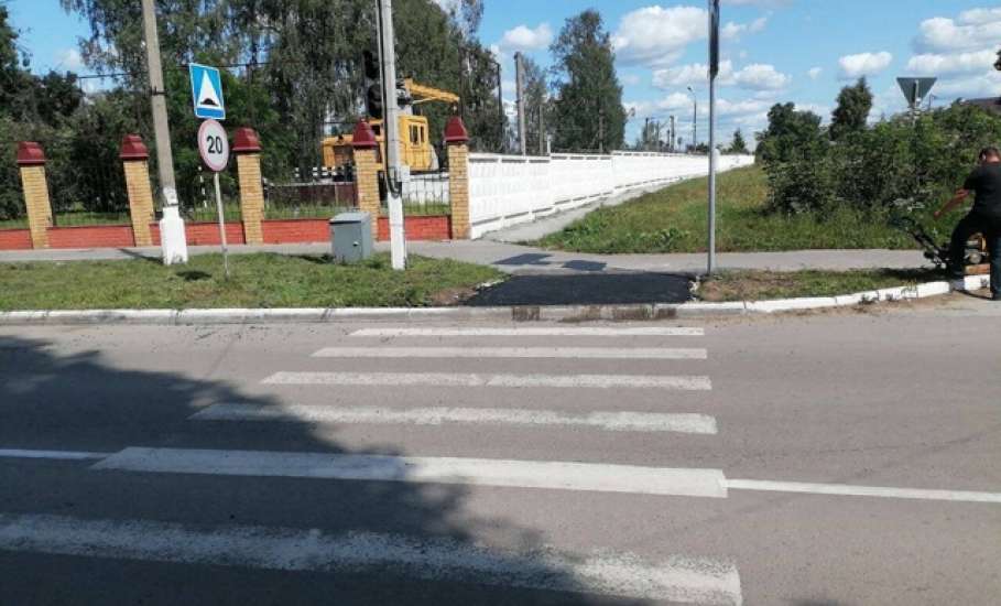 В Ельце продолжаются работы по асфальтированию участков дорог и тротуаров