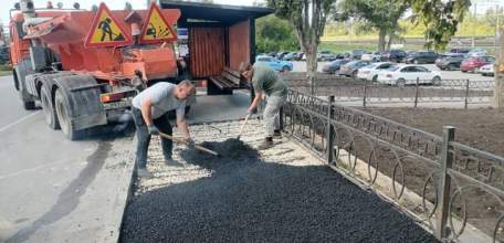 В Ельце продолжаются работы по асфальтированию участков дорог и тротуаров