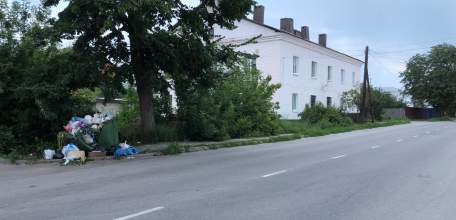 Переполненный контейнер в Ельце треснул пополам!