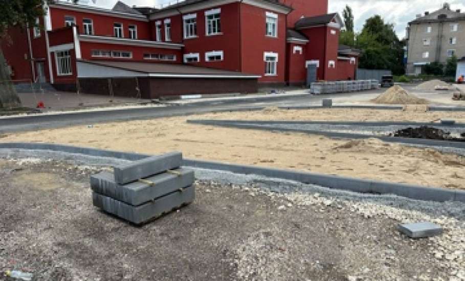 По программе формирования комфортной городской среды продолжается обновление пространства вокруг ДК Железнодорожников