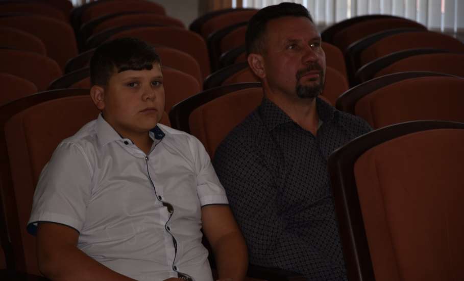Вчера в большом зале администрации Елецкого муниципального района прошло торжественное вручение паспортов гражданам, достигшим 14-летнего возраста