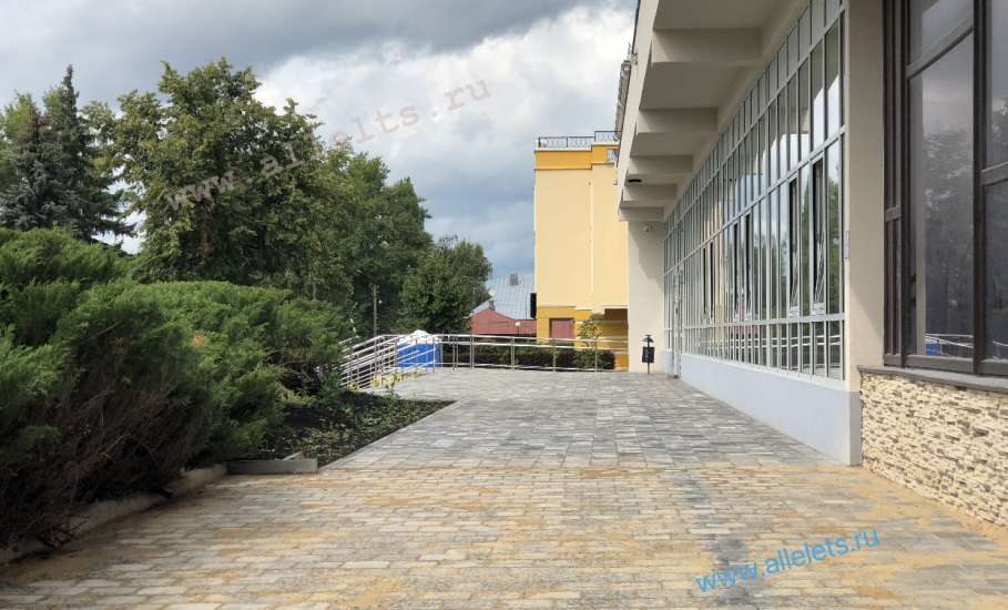 Интересное кино в Ельце… В бывшем кинотеатре «Луч» всё вкривь и вкось!