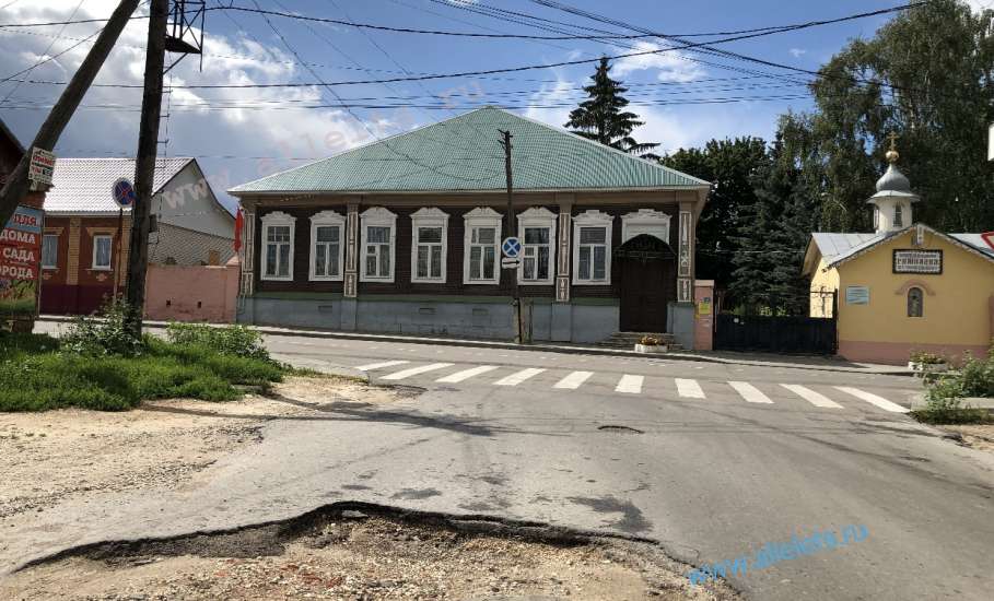 В Ельце напротив православной гимназии не могут отремонтировать глубокую яму размером по ширине почти во всю дорогу!