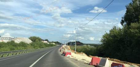 На Орловском шоссе в Ельце продолжаются дорожные работы по обустройству тротуара к кладбищу