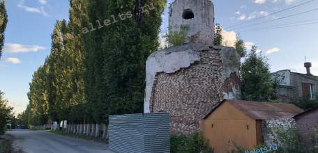 Как «решают» проблемы в Ельце! Местные власти решили скрыть разрушение башни мужского монастыря!