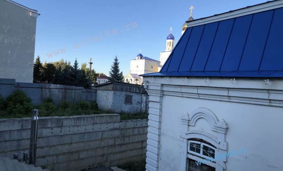 Старинный дом, обнесённый забором в центре города Ельца на Красной площади, находится в заброшенном состоянии!